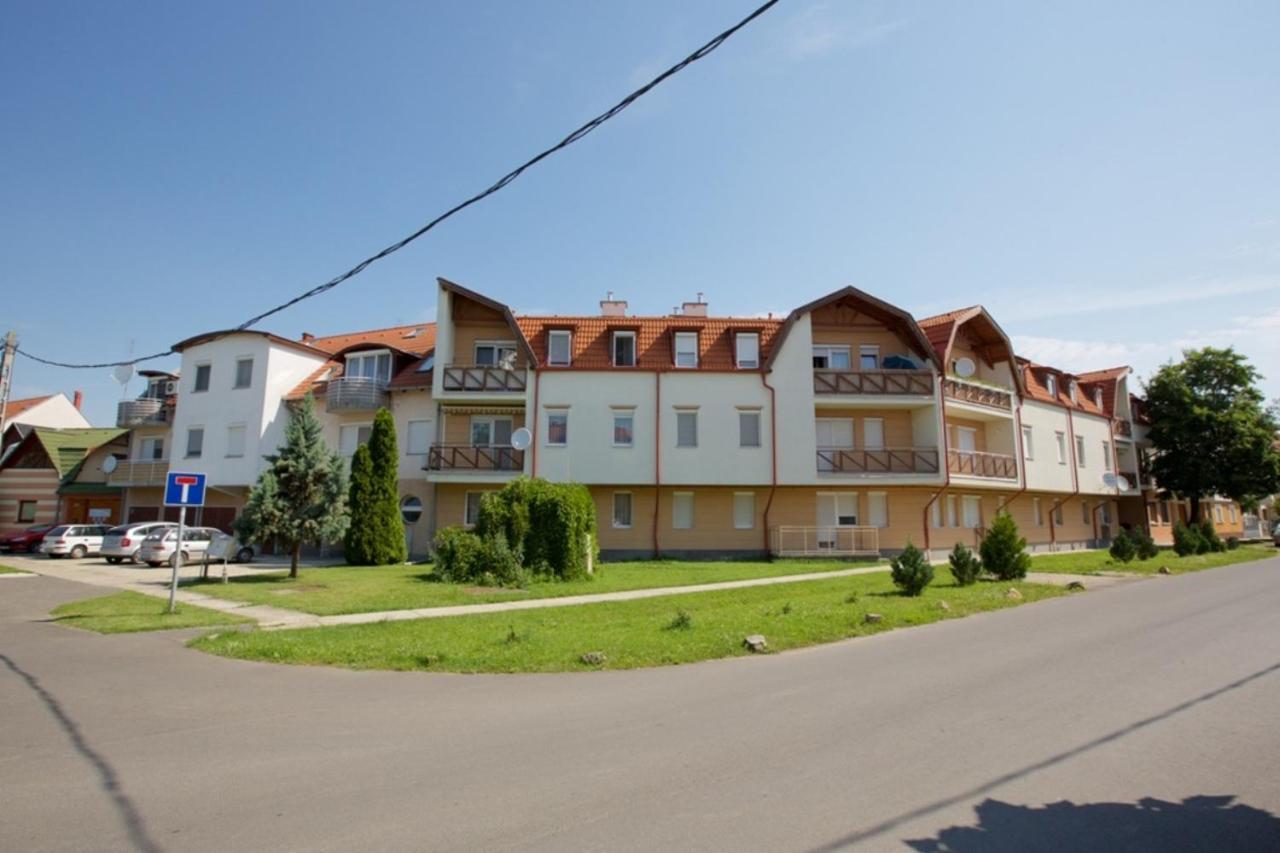 Zoli Apartmanok -Nori Koelcsey 32 Hajdúszoboszló Extérieur photo